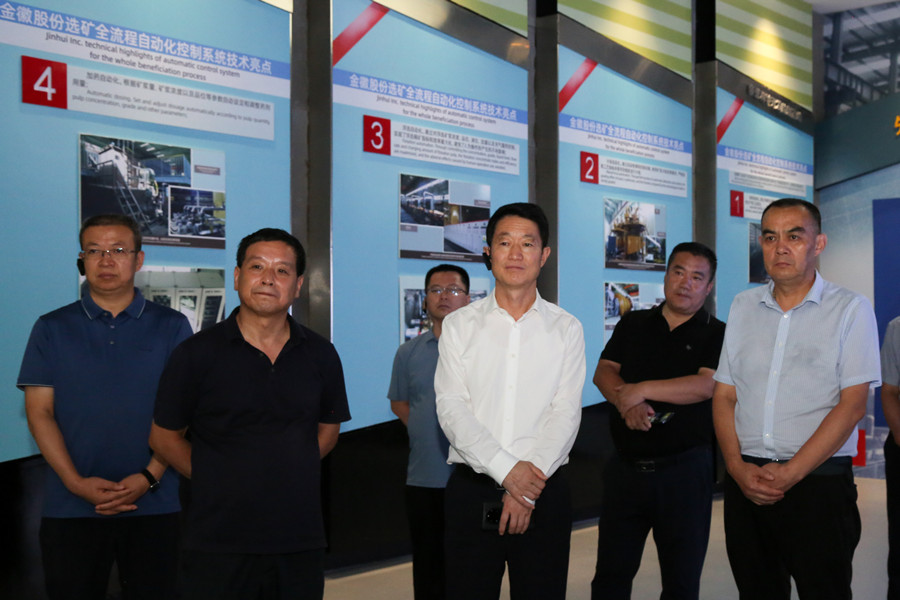 202406261719380219800170.jpg 35-2022年8月,時任省自然資源廳黨組書記、廳長丁巨勝到公司調研礦產資源勘查開發、綠色礦山建設等工作。.jpg